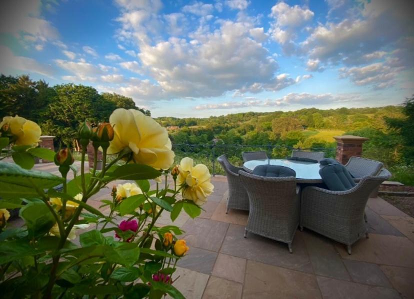 The Old Rectory - Valley View Room In Private Home Stockton-on-Teme Exterior photo